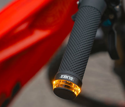 Die integrierte Positionslichtfunktion, bei der beide Blinker permanent mit reduzierter Leuchtkraft betrieben werden, verbessert die Sichtbarkeit der Fahrradkontur im Straßenverkehr erheblich und erhöht somit die passive Sicherheit.