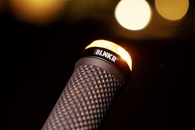 BLNKR ist ein innovativer Fahrradblinker, der alle Komponenten – Optik, Steuerelektronik, Tasten, Blinkereinheit und Gummigriff – in einem einzigen, stoßfesten und wasserdichten Gerät vereint.