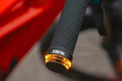 Die integrierte Positionslicht-Funktion, bei der beide Blinker dauerhaft mit reduzierter Leuchtkraft betrieben werden, verbessert die Sichtbarkeit der Fahrradumrisse im Straßenverkehr deutlich und erhöht somit die passive Sicherheit.