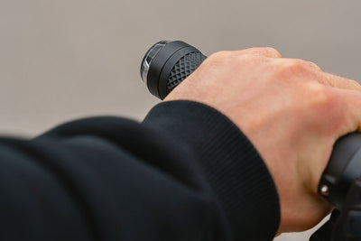 Die Aluminium-Seitenabdeckungen schützen die optische Einheit zuverlässig vor Stößen und Kratzern.