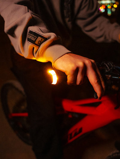 Das extrem helle Blinklicht wird sowohl nach vorne als auch nach hinten abgestrahlt